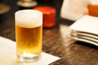 お互いビールを注ぎあって…（写真:iStock）