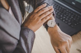 余裕を持って到着時間を伝える（写真:iStock）