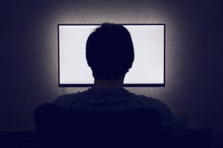 真っ暗な部屋でテレビの画面だけが…（写真:iStock）