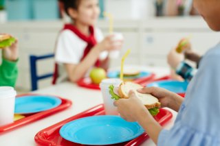 みんなで食べるごはんはおいしいな（写真:iStock）