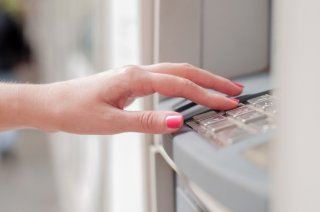 「彼女」という名の「ATM」（写真:iStock）