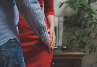 若い男と堂々と浮気（写真:iStock）