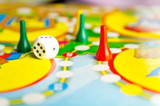 ボードゲームで遊ぶうちに距離が縮まることも（写真:iStock）