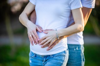 ただ子どもが欲しいから若い女性に？（写真:iStock）