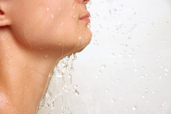 シャワーの水圧は皮膚にかなりのダメージ（写真:iStock）
