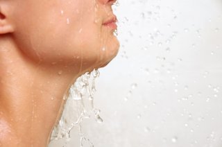 シャワーの水圧は皮膚にかなりのダメージ（写真:iStock）