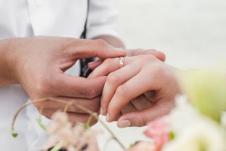 お互いを思いやって幸せな結婚生活を（写真:iStock）