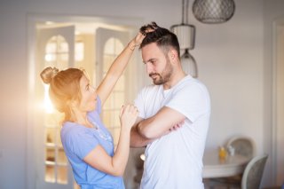 冗談を言い合える夫婦はすてき！（写真:iStock）