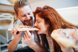 美味しそうに食べるカノジョは可愛い！（写真:iStock）