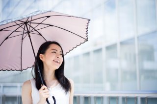 日傘の色よりもUVカット効果に注目（写真:iStock）