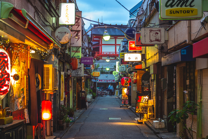 昔懐かしい雰囲気を醸すゴールデン街（写真:iStock）