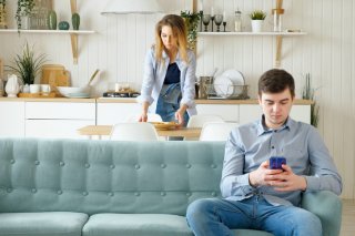 スマホを離さない夫に、妻は諦めモード（写真:iStock）