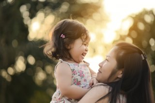 子どもは抱っこが大好き！（写真:iStock）