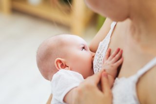 バストの形を崩さない授乳の方法とは？（写真:iStock）