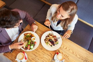 彼好みの店を提案する（写真:iStock）