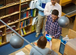 図書館で男子学生に声を掛けられたり…（写真:iStock）