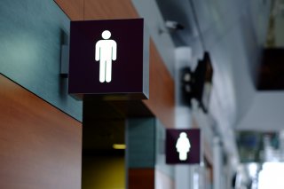 わざわざ車でスーパーのトイレに（写真:iStock）