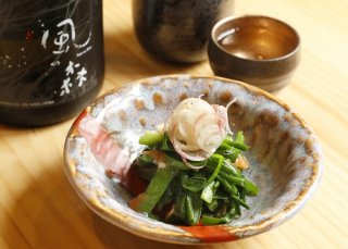 まろやかな甘さが日本酒に合う「ニラとオクラの梅肉和え」