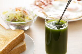 朝ごはんには青汁（写真:iStock）