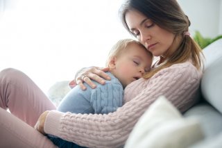 子どもと一緒にウトウト（写真:iStock）