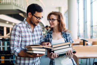 何の本を選ぶかはふたり次第♪（写真:iStock）