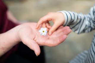 孫から祖父母へ（写真:iStock）