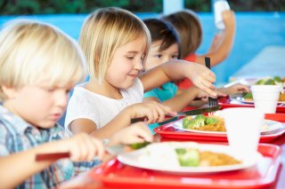 食事をするときはよく噛んで（写真:iStock）