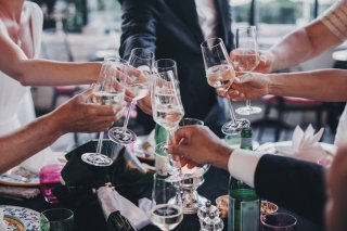 ハイレベルな飲み会でウーバーおじさんをゲット♪（写真:iStock）