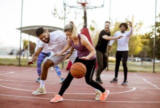 スポーツを通じて急接近♡（写真:iStock）