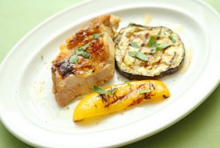 シンプル調理の「チキンと野菜のグリル、サルモリリオ添え」