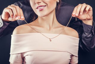 美女な彼女を見せびらかしたいだけ（写真:iStock）