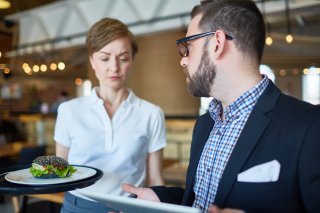 お店の人に横柄な態度をとる男性は要注意（写真:iStock）