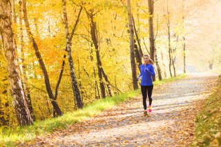 紅葉の中を走るのも気持ちいい（写真:iStock）