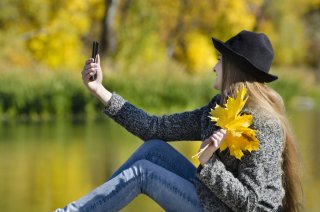 「落ち着いたら紅葉がきれいな温泉に行こうね」（写真:iStock）