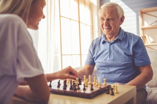 新しい人と出会うことが刺激になる（写真:iStock）