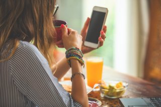 推しメンの画像はこまめに保存（写真:iStock）