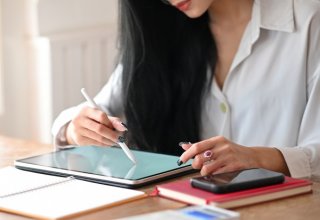 仕事でヘトヘトだった時に年下の男性が…（写真:iStock）