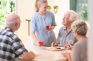 食事の楽しみは生きる楽しみ（写真:iStock）