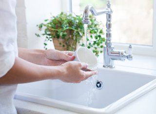 水仕事で手が荒れる前に…（写真:iStock）