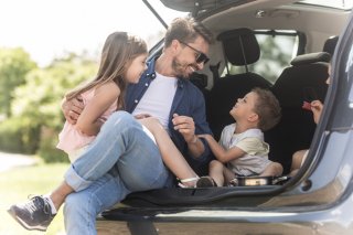 子どもを連れての移動は車が便利（写真:iStock）