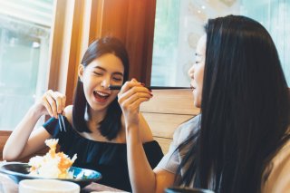 女子会で盛り上がるのもいいけれど…（写真:iStock）