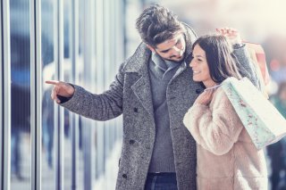 気軽に年下男子とのお買いモノを楽しもう（写真:iStock）