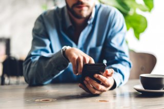 「LINEのやり方教えて」と言われて…（写真:iStock）