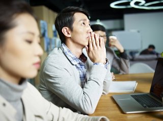 「マスク取ったら結構小じわが目立つんだな…」なんて思われてるかも（写真:iStock）