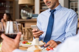 写真撮らなきゃ…（写真:iStock）