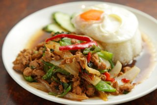 タイ料理の定番「ガパオごはん」みんな大好き“つゆだく路線”