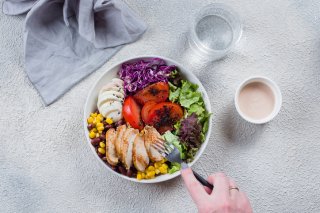 食事を見直してみることもオススメ（写真:iStock）