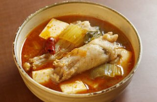 「トンビ豆腐」豚の尾を“野菜だし”と3種の唐辛子でコトコト