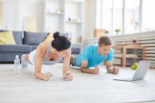 動画を見ながら筋トレ！（写真:iStock）