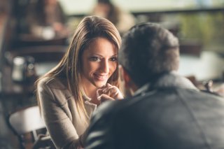 経験豊富な年上女性のアドバイスを求めている（写真:iStock）